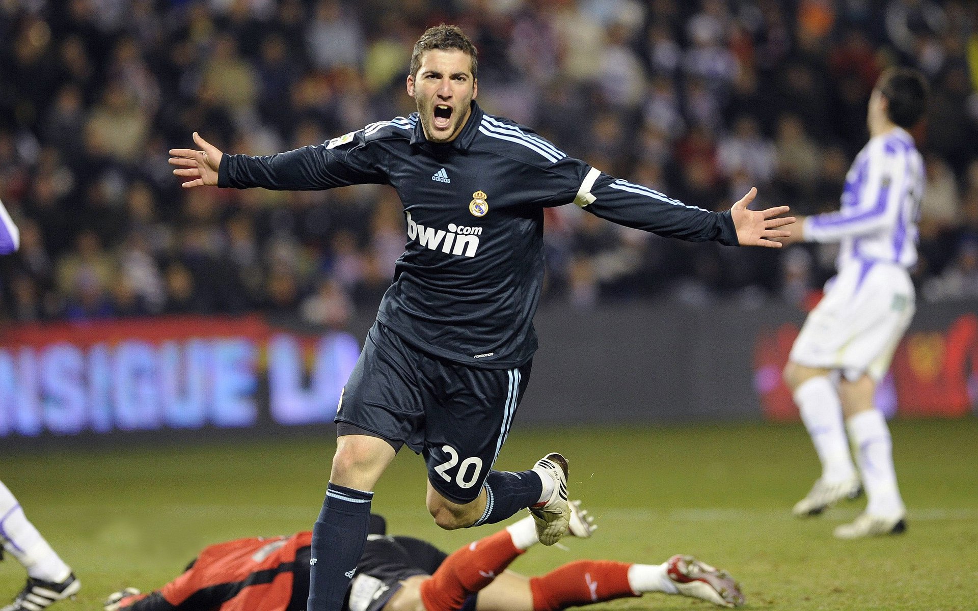 利物浦引发争议!,阿扎伦卡官方宣布晋级下一阶段新规比赛高潮迭起